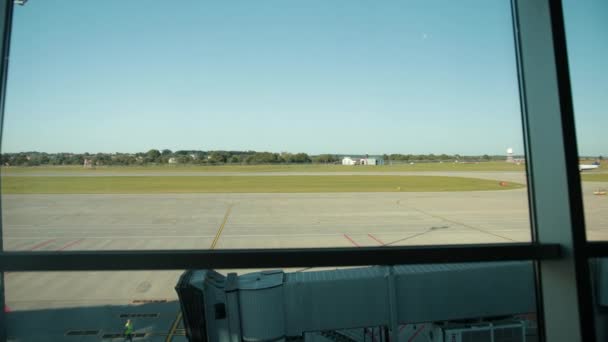 Volo aereo. Vista attraverso il finestrino di un aereo dell'ala e della turbina . — Video Stock