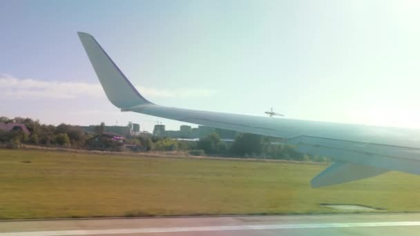 Vuelo en avión. Vista a través de la ventana de un avión del ala y la turbina . — Vídeo de stock