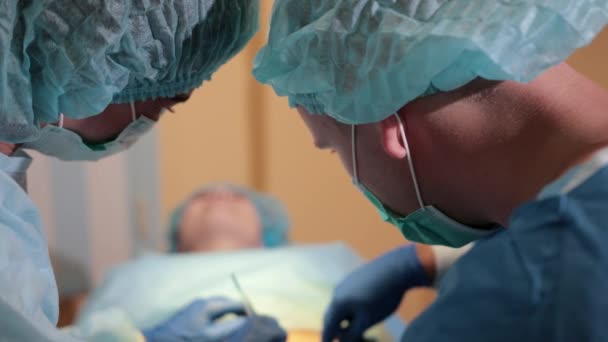 医院，外科部，医生和护士做手术 — 图库视频影像