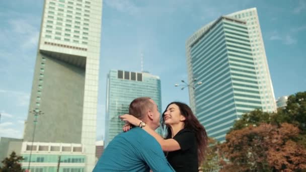 Casal amoroso andando rua abaixo onde muitos edifícios bonitos — Vídeo de Stock