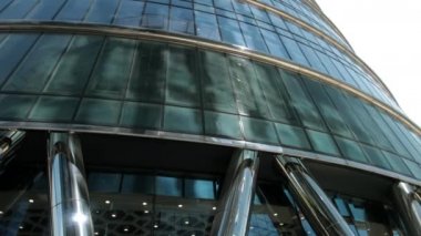 Windows, iş merkezi çok birçok katta büyük modern bina
