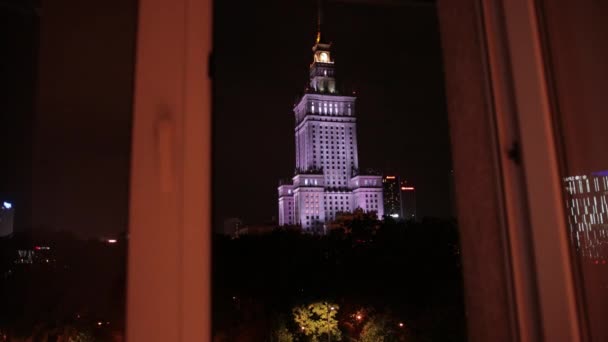 Πολωνία, Βαρσοβία, Παλάτι του πολιτισμού και της επιστήμης, νυχτερινή πόλη φωτίζεται, — Αρχείο Βίντεο