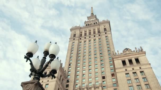 Polónia, Varsóvia, Palácio da cultura e da ciência, Dia ensolarado, céu azul — Vídeo de Stock