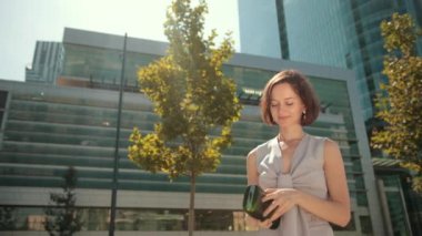 İş, genç kadın, esmer, elinde akıllı bir telefonla konuşmak, pozitif tavır.