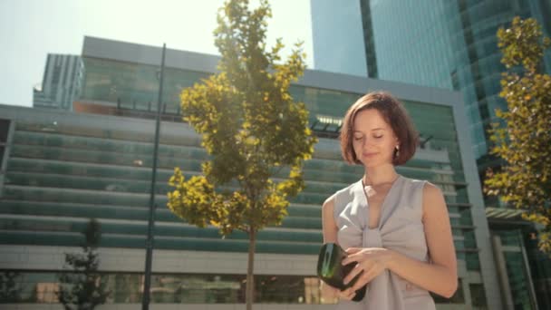 Företag, ung kvinna, brunett, hålla en smartphone prata, positiv attityd — Stockvideo