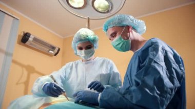 hastane, cerrahi bölümü, doktorlar ve hemşireler operasyon yapmak