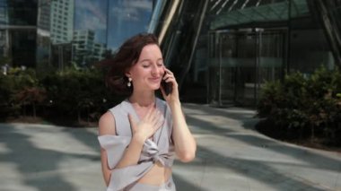 İş, genç kadın, esmer, akıllı telefon konuşması, olumlu karar.