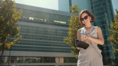 İş, genç kadın, esmer, elinde akıllı bir telefonla konuşmak, pozitif tavır.