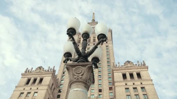 Puola, Varsova, Kulttuurin ja tieteen palatsi, Aurinkoinen päivä, sininen taivas — kuvapankkivideo