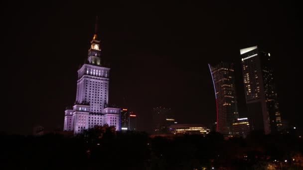 Polska, Warszawa, Pałac Kultury i Nauki, oświetlone nocne miasto, — Wideo stockowe