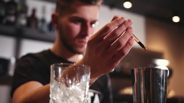 Bancone bar, barista con shaker e vari ingredienti rende cocktail — Video Stock