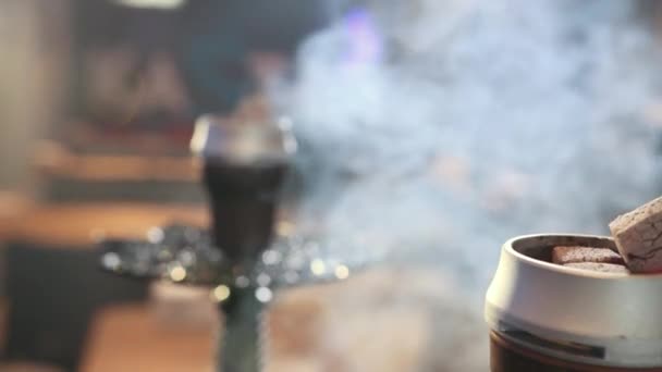 Processo de fazer narguilé para fumar. conceito de fumar narguilé — Vídeo de Stock