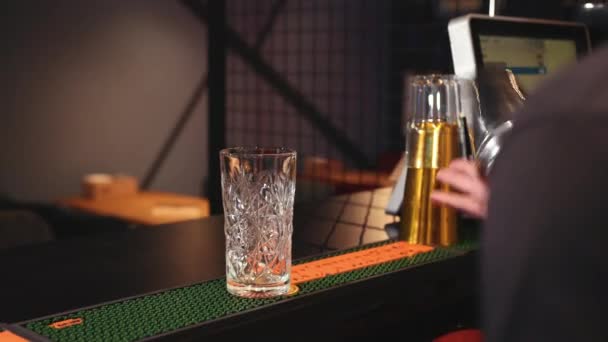 Bartresen, Barkeeper mit Shaker und verschiedenen Zutaten macht Cocktail — Stockvideo