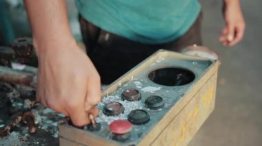 Adam eski binaların yanında değerlidir, düğmedeki tıklamalar bozuk, paslı mekanizma