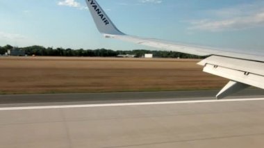 Uçak uçuşu. Kanat ve türbin bir uçağın penceresinden görünümü.