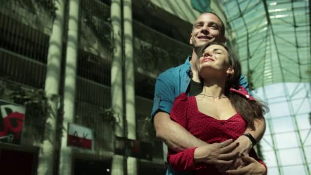 Dívka a muž něžně objetí, vedle zarostlého domu s keři — Stock video