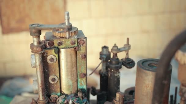 Veel oud schroot uit fabriek, defect, verroest mechanisme, tandwielen. — Stockvideo