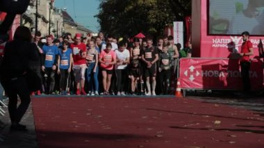 Çok sayıda insan başlangıçta başlıyor, bir koşu maratonuna katılıyor