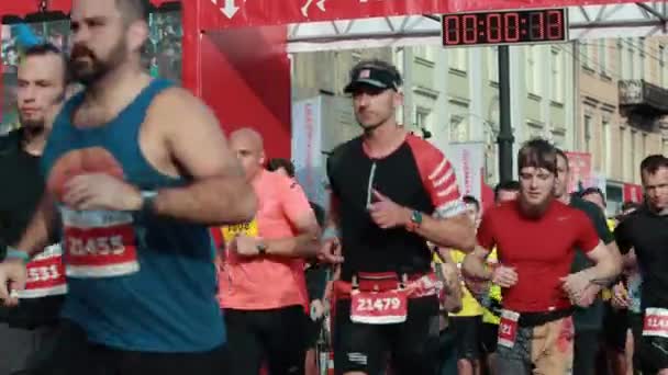 Les gens qui courent en ville marathon dans les rues, le sport et la forme physique sur la route — Video