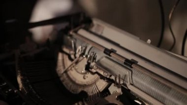 Antik yazıcı makinesinin yavaş çekim sürecinin yakın çekimi