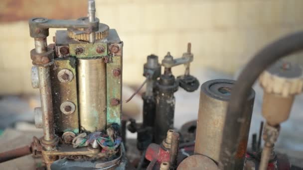 beaucoup de vieux déchets de l'usine, défectueux, mécanisme rouillé, engrenages .