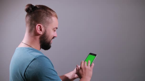 Homem segurando smartphone quebrado corre seus dedos através da tela — Vídeo de Stock