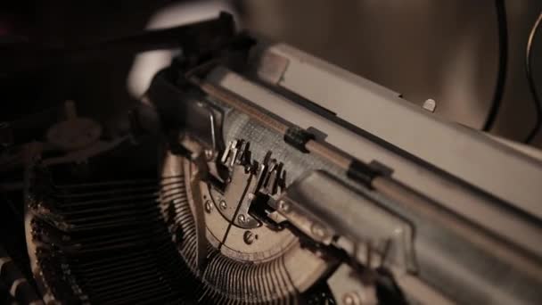 Antik yazıcı makinesinin yavaş çekim sürecinin yakın çekimi — Stok video
