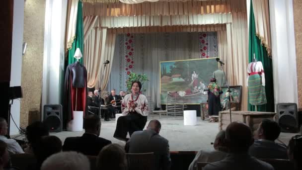 Спектакль в театре. на малой сцене выступают актеры в национальных костюмах Украины — стоковое видео