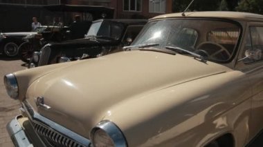 Sokakta klasik araba sergisi, Zaporozhets, Moskvich, Zhiguli, Volga