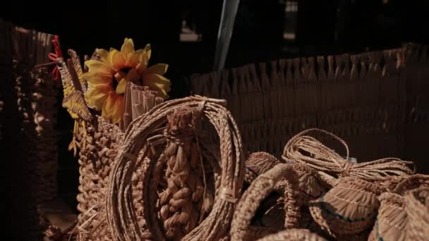 Выставка плетеной продукции на улице. плетеные шляпы, корзины, сумки — стоковое видео