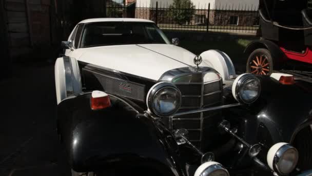Vintage car exhibition on the street, white retro car, with big headlights — стокове відео