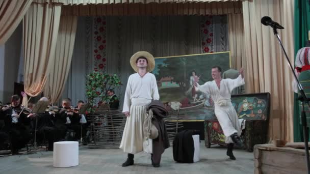 Performance no teatro. em pequeno palco são atores em trajes nacionais ucranianos — Vídeo de Stock