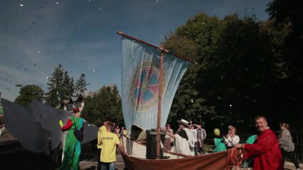 Vakantie op straat, lokale parade, er zijn mensen in verschillende kostuums — Stockvideo