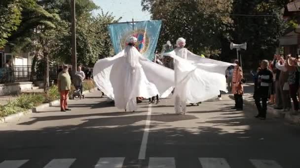 Liburan di jalan, parade lokal, ada orang-orang dalam berbagai kostum — Stok Video