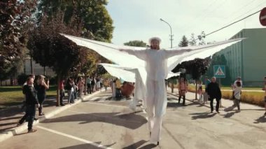 Sokakta tatil, yerel geçit töreni, farklı kostümler giyen insanlar var.