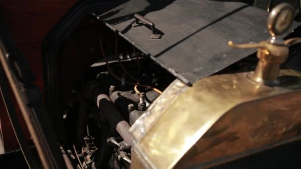 Exposição de carro vintage na rua, close-up de sinal Ford dourado no carro retro preto — Vídeo de Stock