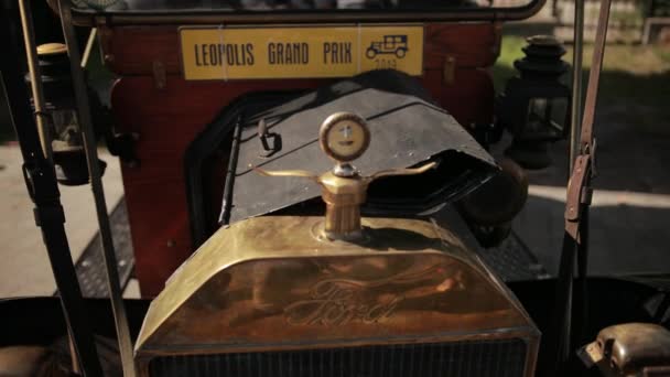 Vintage έκθεση αυτοκινήτων στο δρόμο, closeup της Golden Ford υπογράψει σε μαύρο ρετρό αυτοκίνητο — Αρχείο Βίντεο