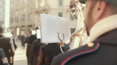 Müzisyen kağıda bakar, notalı kağıt çalar, rüzgar enstrümanı çalar, tuba. Geri