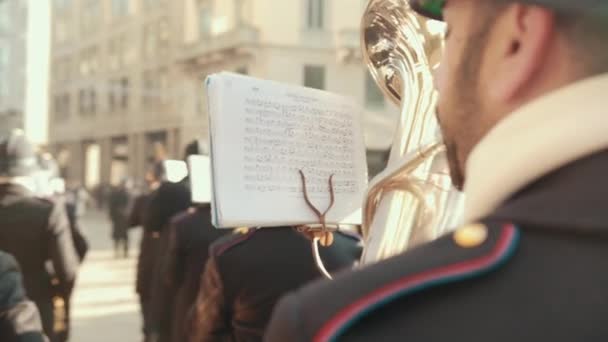 Musicista guarda foglio, carta con note, suona strumento a fiato, Tuba. Indietro — Video Stock