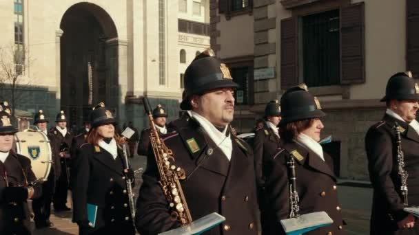 Поліцейський парад Вітряні музичні інструменти в Європі. Щорічний фестиваль. — стокове відео