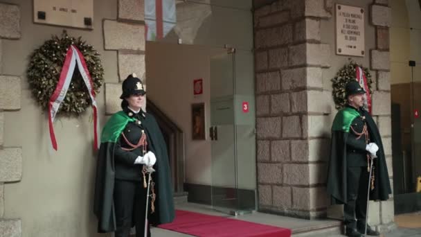 A Nemzeti Rendőr Gárda tisztjei. Álljon az épület bejáratánál. — Stock videók