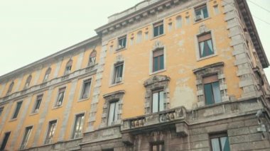 Terk Edilmiş Sarı Apartman Binası İtalya, Milano 'da, Duvarlarda Çatlamış Alçı