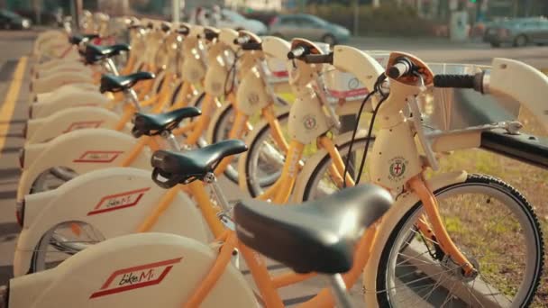 Un gran número de bicicletas amarillas están estacionadas en el estacionamiento. Alquiler por vehículo . — Vídeo de stock