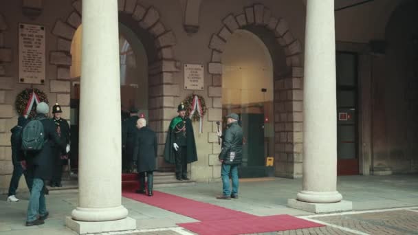 Důstojníci Národní gardy policejního rozkazu. Stand at Entrance to Building — Stock video