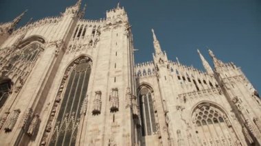 Milano, İtalya ve Lombardiya 'daki dünyaca ünlü Duomo. Aşağıdan Yakından Görünüm
