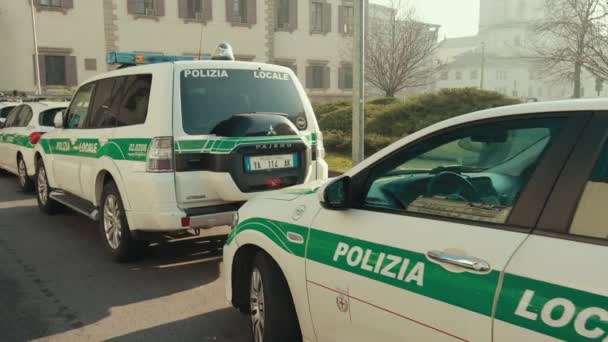 Policejní auta v bílém se zelenými pruhy stojí v řadě. Vymáhání práva. — Stock video