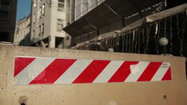 Somut blok, cadde boyunca trajedi bariyerinin aşıldığı bir engel..