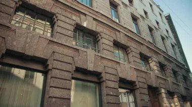 Kuzey İtalya 'da Gri Duvarlı Beton Ev, Milano, Lombardiya. Çok Pencere