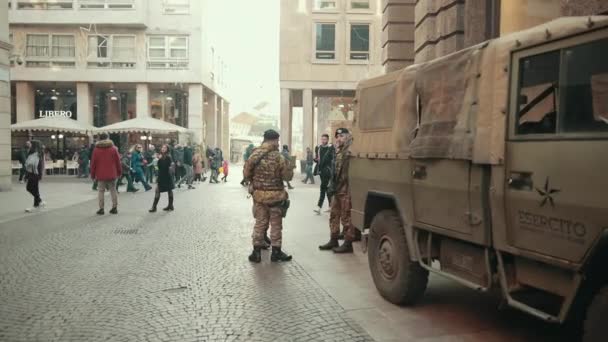 Gruppo di soldati armati Guardia Ordine con armi in città. Veicolo militare parcheggiato — Video Stock