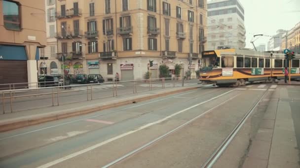 Visszatér, Sárga villamossal utazik a City Streeten, a közlekedési lámpa mellett, egy üres város. — Stock videók